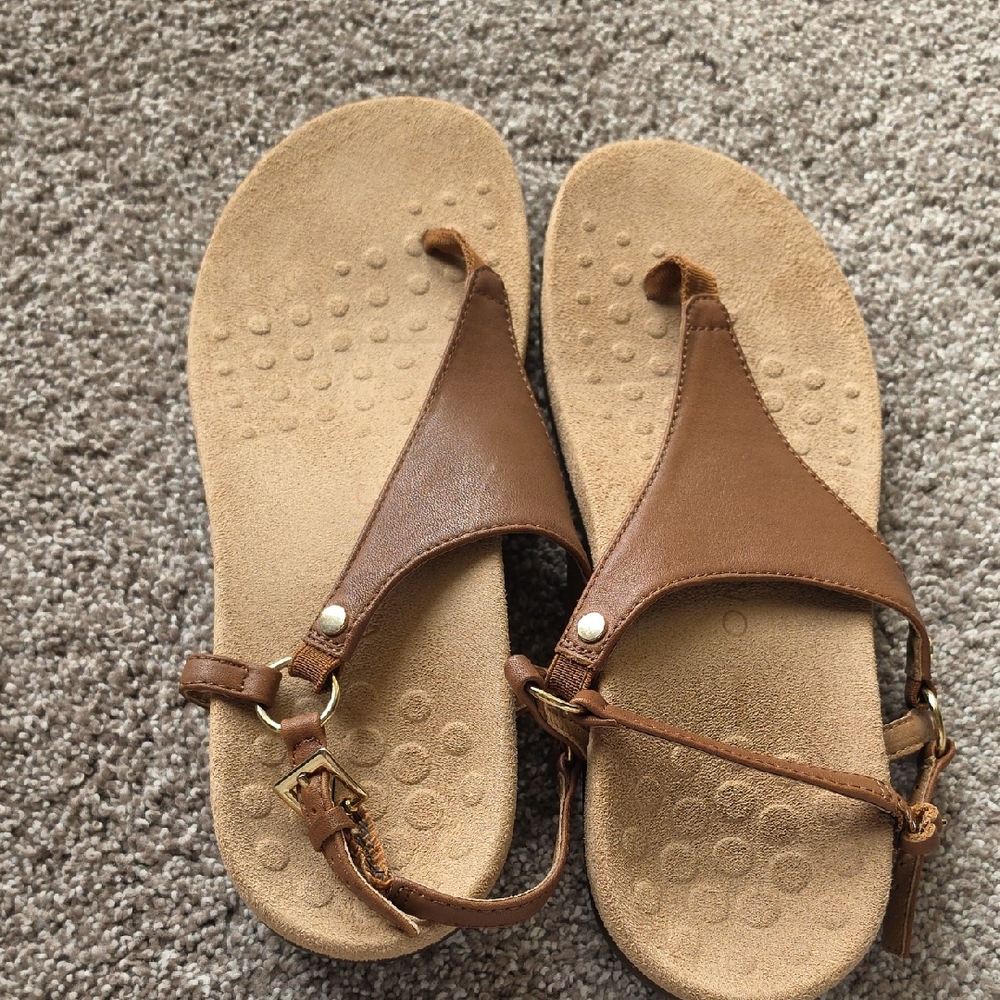 Vionic Kirra Tan Brown Thong Sandals with Buckle